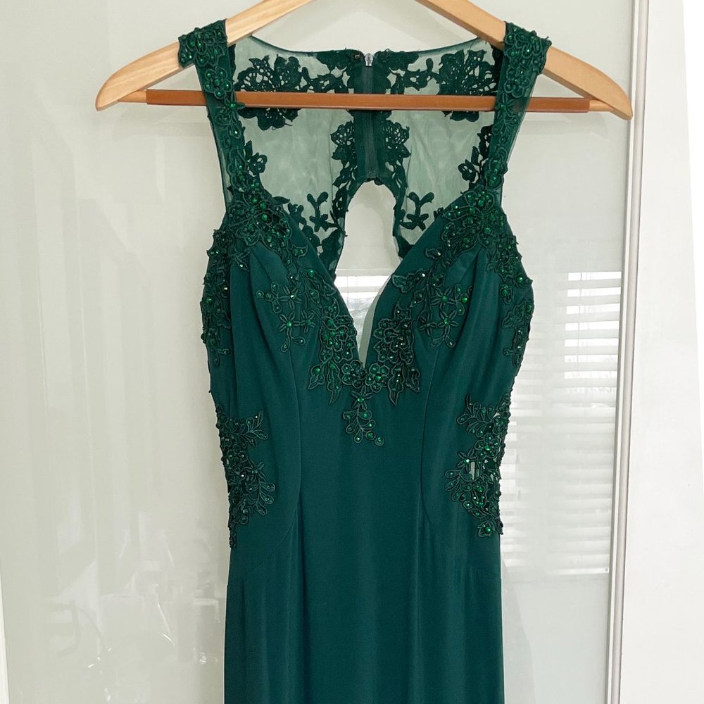Stunning Faviana emerald green formal dress. Intricate beading and lace. Size 2